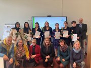 Gruppenfoto Absolvent:innen und Lehrkräfte