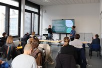 Alice Joy Kornfeld (links) und Daniel Beguhl aus dem Studiengang Bachelor of Nursing bei ihrem Vortrag