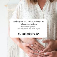 Werbeposter für den Fachtag der Praktischen Examen. Es ist eine Frau und ein weiteres paar Hände zu sehen. Beide liegen auf dem Bauch der Frau