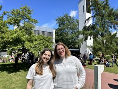Julia Michaelis-Winter (links) und Saari Olschewski, Alumnae der EHB, beim Studientag der ARU am 19. Mai 2026.