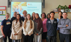 Schüler:innen der Friedrich-Bergius-Schule zusammen mit Prof.in Dr. Cornelia Heinze, Studiengang Bachelor of Nursing, EHB (links) und weiteren Vertreterinnen der beteiligten Institutionen. <br />
Foto: Contec GmbH