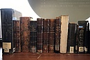 Alte Bücher auf einem Regalbrett