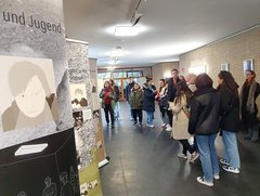 Studierende aus Ungarn und Frankreich besuchen die Ausstellung an der EHB