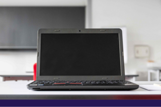 Blick auf einen Laptop im Seminarraum