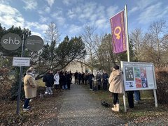 Versammlung zum Internationalen Tag gegen Frauengewalt 2025 am Fahnenmast der EHB