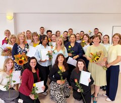 Die Absolvent:innen des Zertifikatskurses „Praxisanleiter:in für Gesundheitsberufe” bei der Zertifikatsübergabe. Foto: EHB