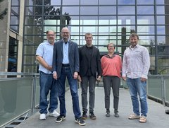 Gruppenbild vor dem F-Gebäude (v.l.n.r.): Andreas Flegl (Kanzler der EHB), Prof. Dr. Sebastian Schröer-Werner (Präsident der EHB), Prof. Dr. Michael Erhart (Präsident der ASH), Prof.in Dr. Marion Mayer (Vizepräsidentin der ASH) und Prof. Dr. Michael Komorek (Vizepräsident der EHB). Foto: EHB