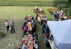 Gemütliches Beisammensein beim Sommerfest an der EHB