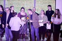 Prof. Dr. Christopher Zarnow, Leitung im Studiengang Master ERGP, gratuliert den Absolvent:innen