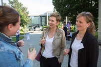 Mitarbeiterinnen der EHB im Gespräch mit Gästen auf dem Campus