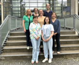 Gruppenfoto der TRACE-Projektpartner:innen (v.l.n.r.). Reihe oben: Prof.in Dr. Alla Koval, Tanja Reith (Referentin Internationales), Vizepräsidentin Prof.in Dr. Lena Kreck, Dr. Martin Leutner (Projekt Trace), Prof.in Dr. Dietrun Lübeck. Reihe unten: Prof.in Dr. Liliia Klos, Prof.in Dr. Mariana Shkoliar (LPNU). Foto: EHB