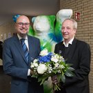 Prof. Dr. Sebastian Schröer-Werner, Präsident der EHB, zusammen mit dem Bischof Dr. Christian Stäblein (rechts) der Evangelischen Kirche Berlin-Brandenburg schlesische Oberlausitz vor dem EHB Buddy-Bären
