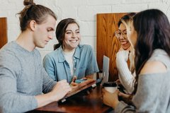 Gespräch unter jungen Leuten am Tisch