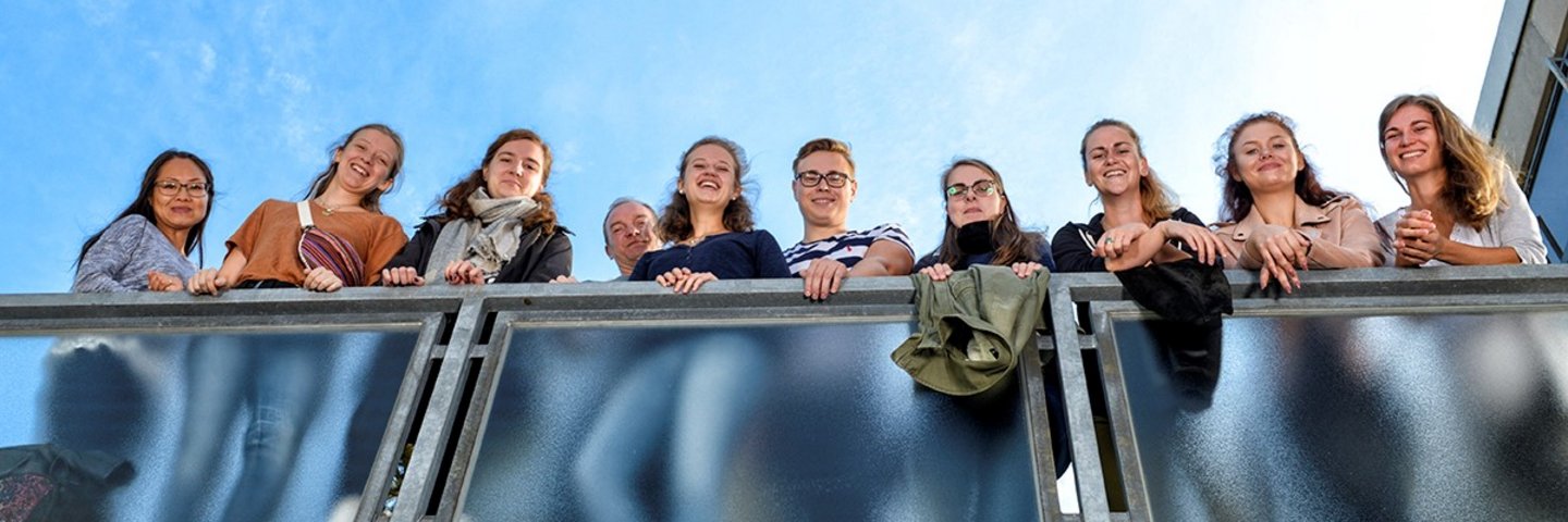 Studierende auf der Brücke zum F-Gebäude