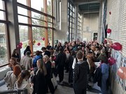 Gäste im Foyer Hauptgebäude