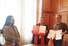 Prof. Dr. Thomas Guthmann (rechts) zusammen mit Vertretern der UMSA bei der Unterzeichnung des Memorandums