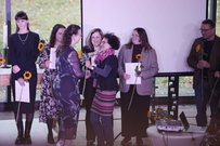 Prof.in Dr. Hildrun Keßler gratuliert den Absolvent:innen