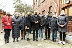 Gruppenbild mit Bundespräsident Frank-Walter Steinmeier vor der Notübernachtung der Koepjohann'schen Stiftung