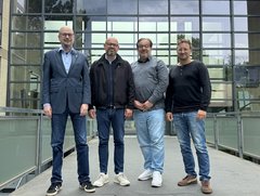 Gruppenbild vor dem Hauptgebäude (v.l.n.r.): Prof. Dr. Sebastian Schröer-Werner (Präsident der EHB), Tobias Schulze (Vorsitzender Fraktion Die Linke), Andreas Flegl (Kanzler der EHB) und Prof. Dr. Michael Komorek (Vizepräsident der EHB). Foto: EHB