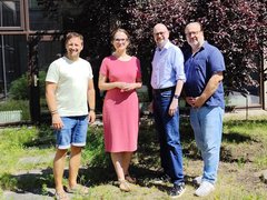 Gruppenbild vor dem Bibliotheksgebäude (v.l.n.r.): Prof. Dr. Michael Komorek (Vizepräsident der EHB), Dr. Maja Lasić (MdA, Sprecherin für Wissenschaft und Forschung, SPD-Fraktion), Prof. Dr. Sebastian Schröer-Werner (Präsident der EHB) und Andreas Flegl (Kanzler der EHB). Foto: EHB