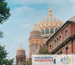 Ansicht auf die Synagoge in Berlin Mitte mit Logos der Initiative / EHB
