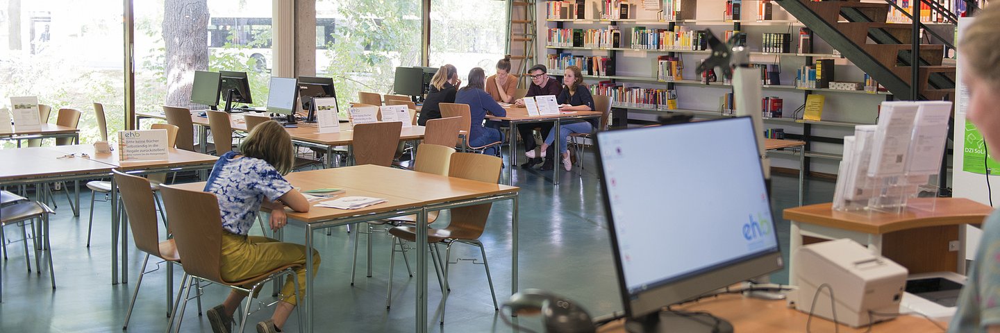 Arbeitsplätze im Lesesaal der EHB-Bibliothek