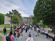 Gäste auf dem Weg zur feierlichen Zeugnisübergabe im Hauptgebäude