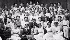 Erster Kursus der Frauenschule "Innere Mission". Gräfin Bertha von der Schulenburg in der 2. Reihe, 5. von links.