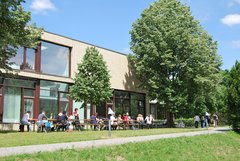 Studierende vor dem neuen E-Gebäude