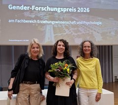 Das  Foto von der Preisverleihung zeigt Dr. Anna Kochanova zwischen ihren Doktormüttern: der Erstbetreuerin Prof.in Dr. Petra Wieler (FUB; links im Bild) und der Zweitbetreuerin Prof. Dr. Natascha Naujok (EHB; rechts im Bild). 