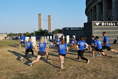 Aufwärmübungen der EHB-Läufer:innen vor dem Olympiastadion beim b2run 2018