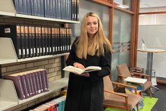 Sally Naima Gminder, Studentin im 3. Semester BoN, in der EHB-Bibliothek