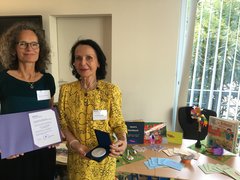 Prof.in Dr. Natascha Naukok und Prof.in Dr. Angelika Bier (rechts) mit der Auszeichnung