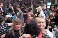 Glückwünsche und Beisammensein auf dem EHB-Gelände