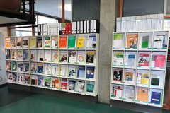 Regale mit Zeitschriftenheften