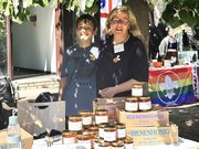 Petra Weeber-Pilz mit Sohn am Honigstand eh.bienen. Foto:PÖA/EHB