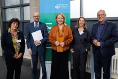 Maren Schellenberg, Prof. Dr. Sebastian Schröer-Werner, Lisa Paus, Dr. Verena Staats und Falko Liecke (v.l.n.r.)