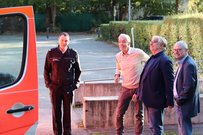 Feuerwehrmann Marko Unglaube erklärt die Funktionen des RTW. 