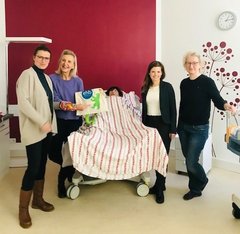 Prof.in Dr. Susanne Simon, Prof.in Dr. Katharina Tritten Schwarz (FH Bern), Stephanie Palm und Christiane Janßen-Tapken im SkillsLab Hebammen der EHB (v.l.n.r.)
