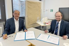 Rektor Prof. Dr. Sebastian Schröer-Werner, Evangelische Hochschule Berlin (im Foto rechts) mit Mario Lehwald, Vorsitzender der Geschäftsführung Agentur für Arbeit Berlin Süd, nach der Unterzeichnung am 8. Februar 2022
