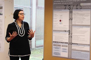 Referentin präsentiert Poster am Tag der Forschung an der Hochschule