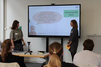 Vortrag von Karla Laitko (links) und Liesbeth Scherzer, Studiengang Hebammenkunde