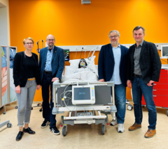 Rektorin Prof.in Dr. Silke Geithner (ehs), Prof. Dr. Sebastian Schröer-Werner (EHB), Andreas Flegl (EHB) und Stephan Lehmann (ehs) im SimLab. Foto: Kirsten Lohmann (ehs)