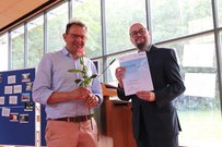 Dr. Johannes Krug (Kirchenkreis Teltow-Zehlendorf) mit dem Rektor Prof. Dr. Sebastian Schroer-Werner