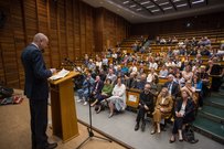 Festpublikum im Audimax bei der offiziellen Wiedereröffnung des EHB-Campus