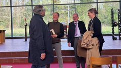 Andreas Flegl (l.), Prof.in Dr. Lena Kreck (m.) und Prof. Dr. Philipp Enger (m.) von der EHB und Dr. Viola Vogel (r.) von der EKBO im Gespräch. Foto: EHB