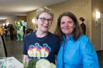 Prof.in Dr. Cornelia Heinze (links) mit Pressereferentin Sibylle Baluschek