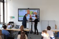 Rektor der EHB, Prof. Dr. Sebastian Schröer-Werner, gratuliert der Gewinnerin Hannah Schwarz