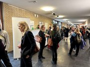 Austausch und Diskussion auf dem Flur im E-Gebäude