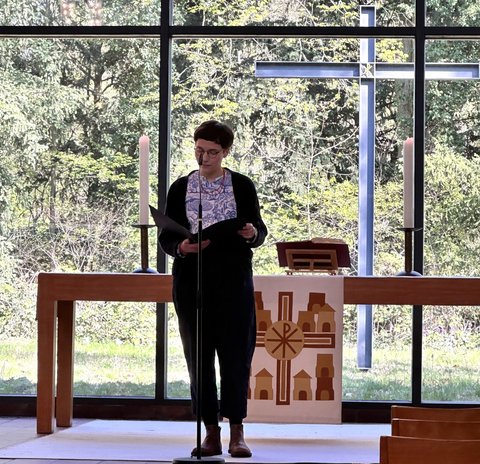 Weibliche Person bei der Lesung in der Kirche 